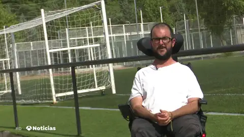 Carlos, un joven en silla de ruedas a punto de conseguir su sueño de ser entrenador de fútbol pese a los impedimentos Carlos, un joven en silla de ruedas a punto de conseguir su sueño de ser entrenador de fútbol pese a los impedimentos
