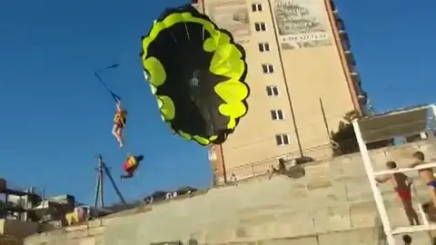 El impactante momento en el que unos turistas chocan contra el tendido eléctrico mientras practicaban paravelismo El impactante momento en el que unos turistas chocan contra el tendido eléctrico mientras practicaban paravelismo