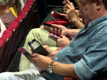 Una obra de teatro anima al público a utilizar sus móviles en mitad del espectáculo 