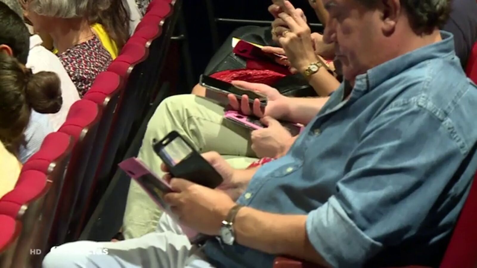 Una obra de teatro anima al público a utilizar sus móviles en mitad del espectáculo 