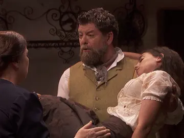 Mauricio aparece con Elsa en brazos Mauricio aparece con Elsa en brazos