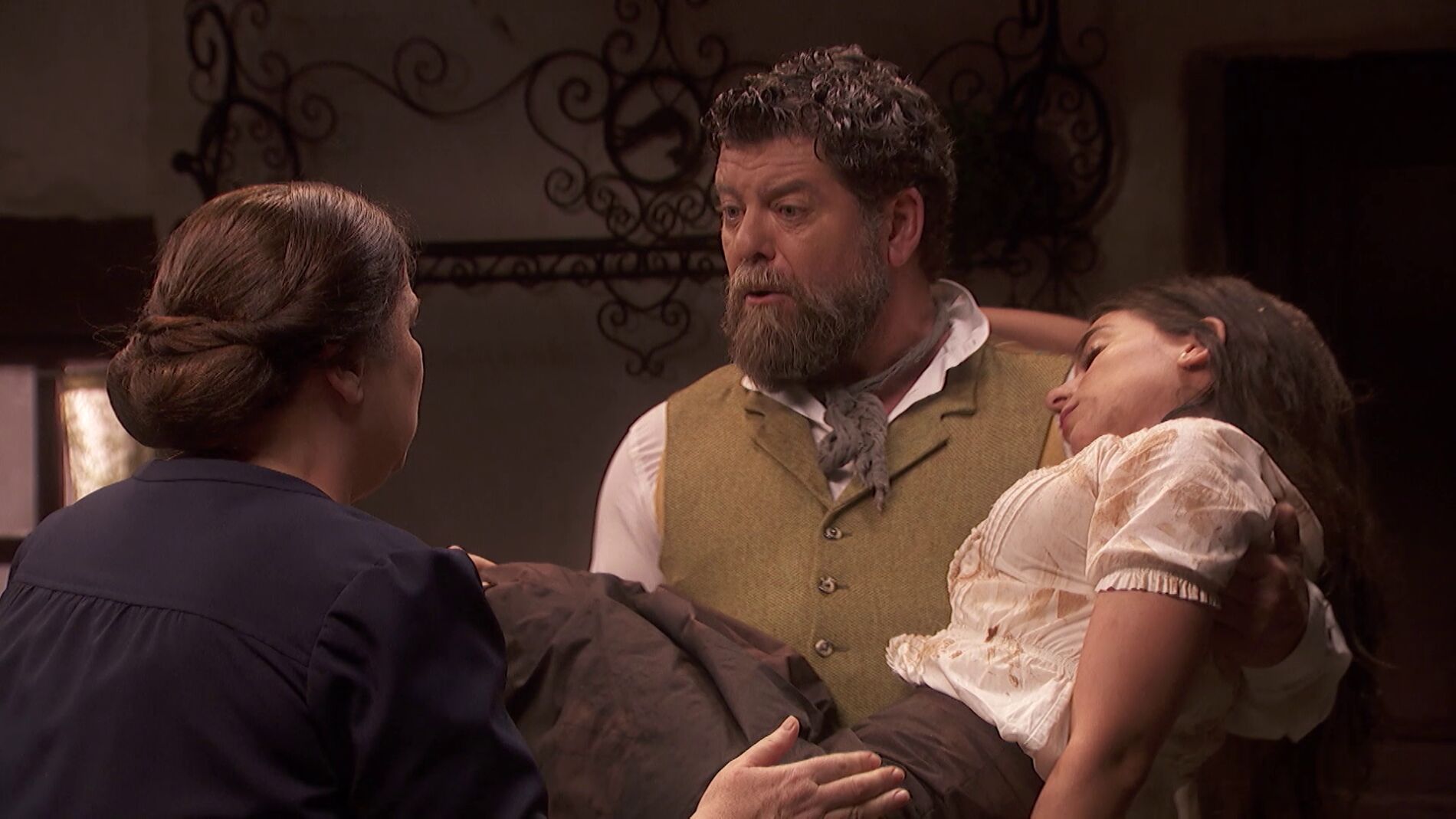 Mauricio aparece con Elsa en brazos