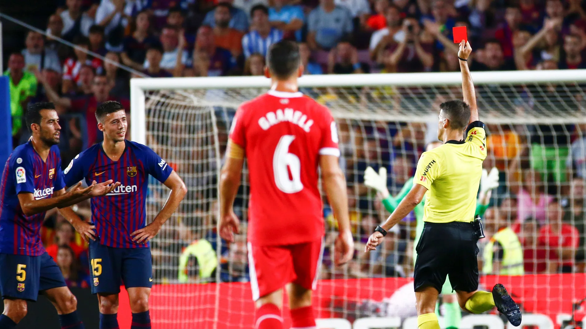 Lenglet, en el momento de ser expulsado ante el Girona Lenglet, en el momento de ser expulsado ante el Girona