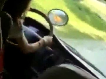Una conductora detenida por permitir a una niña conducir un autobús escolar