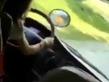 Una conductora detenida por permitir a una niña conducir un autobús escolar Una conductora detenida por permitir a una niña conducir un autobús escolar