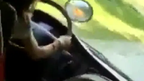 Una conductora detenida por permitir a una niña conducir un autobús escolar Una conductora detenida por permitir a una niña conducir un autobús escolar