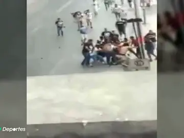 "¡Ay Dios mío... lo dejaron muerto ya!" Las impactantes imágenes del linchamiento del hincha de Tigres "¡Ay Dios mío... lo dejaron muerto ya!" Las impactantes imágenes del linchamiento del hincha de Tigres