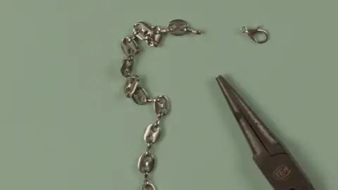 Imagen de archivo de un colgante Como arreglar el enganche de una pulsera o colgante