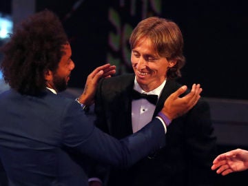 Marcelo bromea con Modric durante la gala de los premios The Best