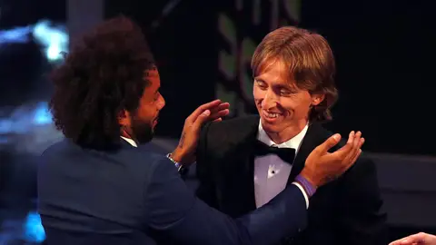 Marcelo bromea con Modric durante la gala de los premios The Best Marcelo bromea con Modric durante la gala de los premios The Best