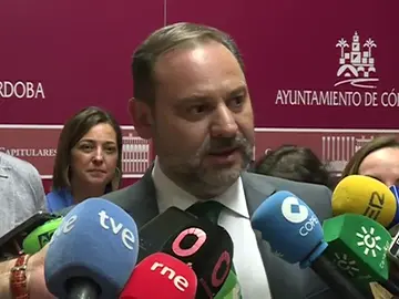Ábalos critica que Pastor haya dado un paso "inaudito" en la democracia: "Es muy atrevido porque la Mesa solo puede entrar en cuestiones técnicas" Ábalos critica que Pastor haya dado un paso "inaudito" en la democracia: "Es muy atrevido porque la Mesa solo puede entrar en cuestiones técnicas"