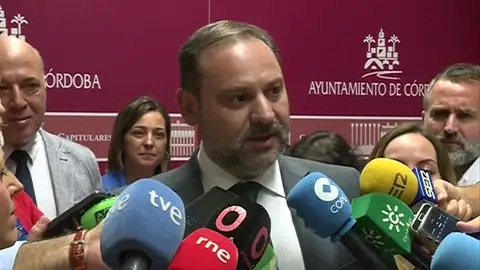Ábalos critica que Pastor haya dado un paso "inaudito" en la democracia: "Es muy atrevido porque la Mesa solo puede entrar en cuestiones técnicas" Ábalos critica que Pastor haya dado un paso "inaudito" en la democracia: "Es muy atrevido porque la Mesa solo puede entrar en cuestiones técnicas"