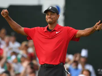 Tiger Woods alza los brazos tras su victoria en el Tour Championship