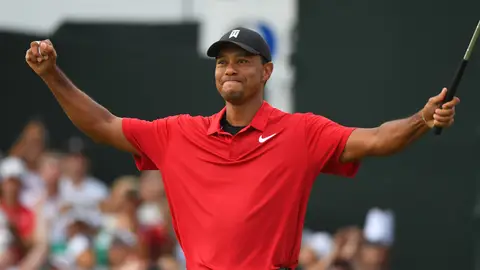 Tiger Woods alza los brazos tras su victoria en el Tour Championship Tiger Woods alza los brazos tras su victoria en el Tour Championship