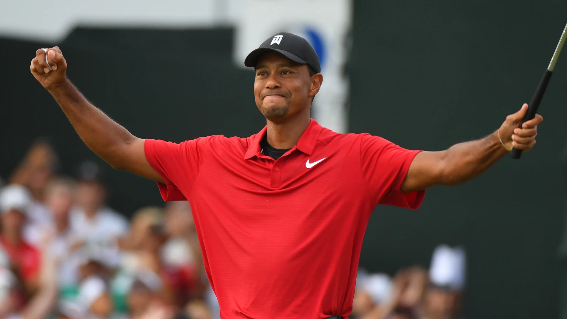 Tiger Woods alza los brazos tras su victoria en el Tour Championship