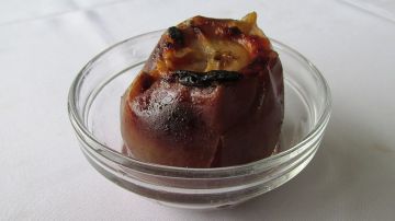 Hacer una manzana asada en el microondas es fácil si sabes cómo. Hacer una manzana asada en el microondas es fácil si sabes cómo.