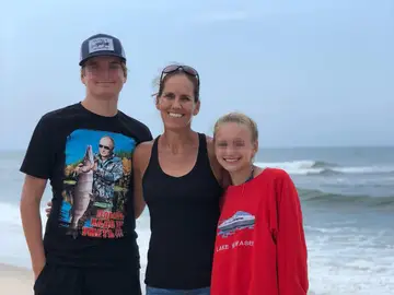 La madre junto a sus dos hijos La madre junto a sus dos hijos
