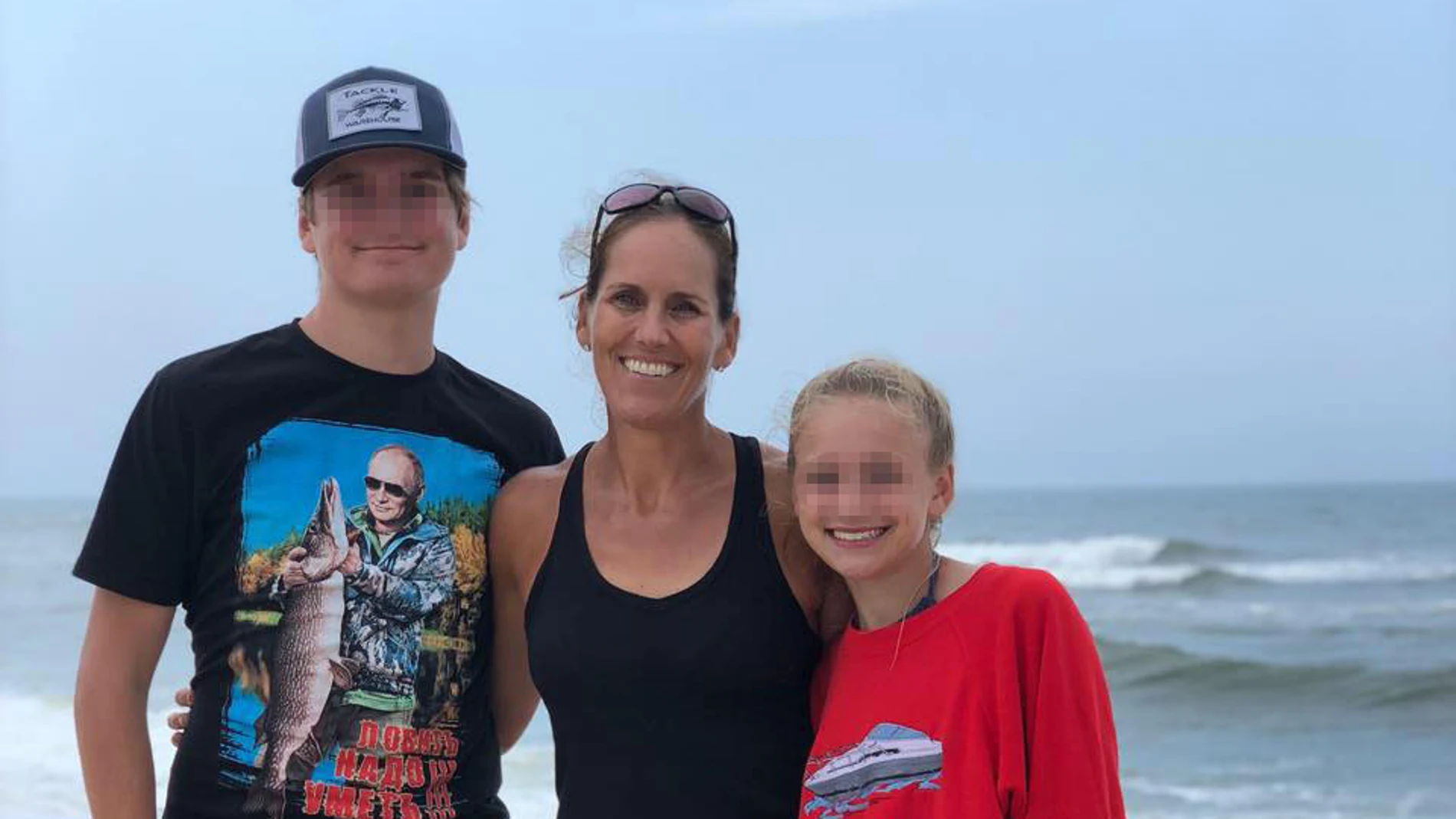 La madre junto a sus dos hijos La madre junto a sus dos hijos