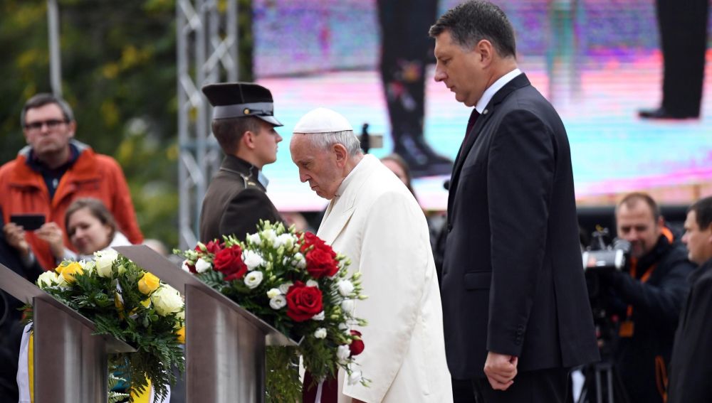 El Papa Francisco, junto al presidente letón, Raimonds Vejonis