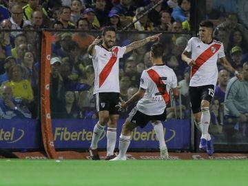 Los jugadores de River celebran un gol en la Bombonera