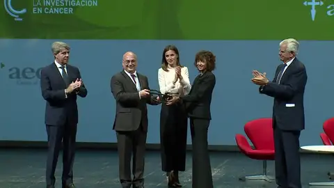 La Reina Letizia agradece a los investigadores españoles el trabajo "serio, solvente, transparente y riguroso" en la lucha contra el cáncer La Reina Letizia agradece a los investigadores españoles el trabajo "serio, solvente, transparente y riguroso" en la lucha contra el cáncer