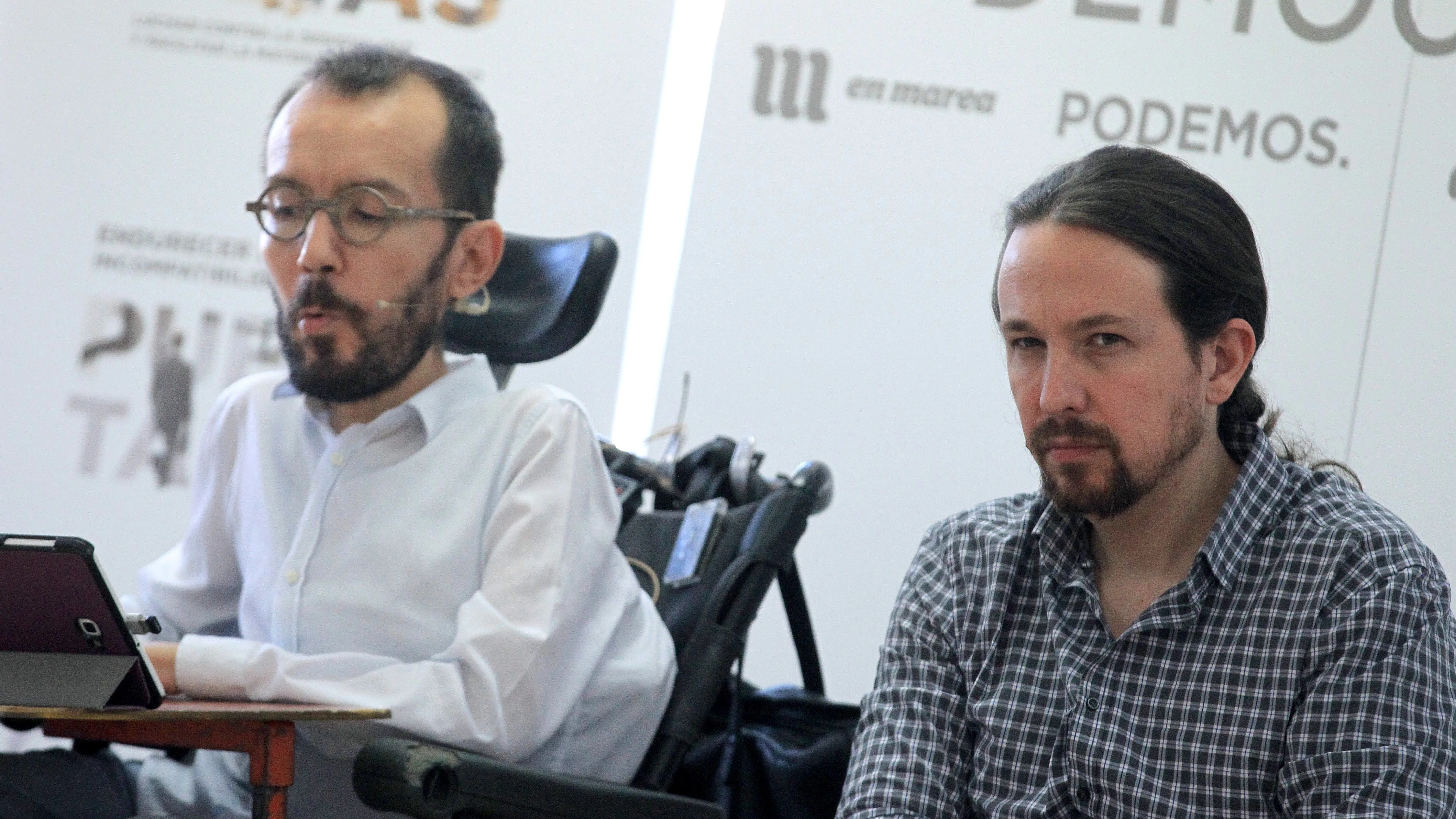 El líder de Podemos, Pablo Iglesias (d) y el secretario de Organización, Pablo Echenique