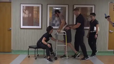 Un paciente con parálisis consigue andar gracias a estimulación electrónica y rehabilitación Un paciente con parálisis consigue andar gracias a estimulación electrónica y rehabilitación