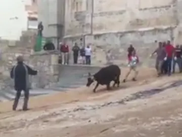 Los participantes arrastrando a la vaquilla Los participantes arrastrando a la vaquilla