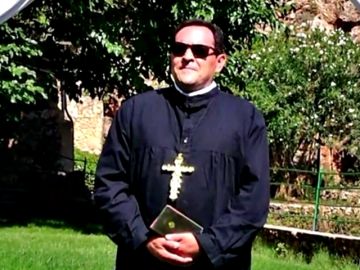 Críticas al alcalde de Ayna (Albacete) por disfrazarse de sacerdote para celebrar una boda civil 