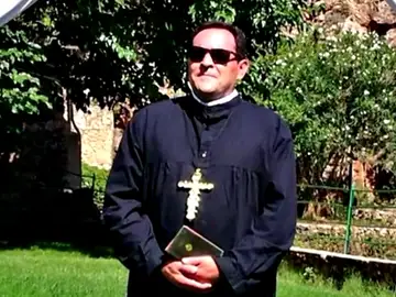 Críticas al alcalde de Ayna (Albacete) por disfrazarse de sacerdote para celebrar una boda civil Críticas al alcalde de Ayna (Albacete) por disfrazarse de sacerdote para celebrar una boda civil