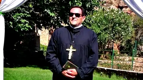 Críticas al alcalde de Ayna (Albacete) por disfrazarse de sacerdote para celebrar una boda civil Críticas al alcalde de Ayna (Albacete) por disfrazarse de sacerdote para celebrar una boda civil