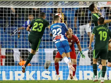 Mario Hermoso cabecea el balón que se convertiría en el 1-0 contra el Eibar Mario Hermoso cabecea el balón que se convertiría en el 1-0 contra el Eibar