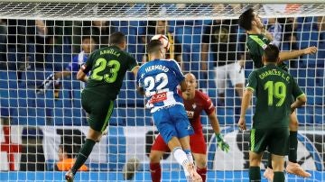 Mario Hermoso cabecea el balón que se convertiría en el 1-0 contra el Eibar