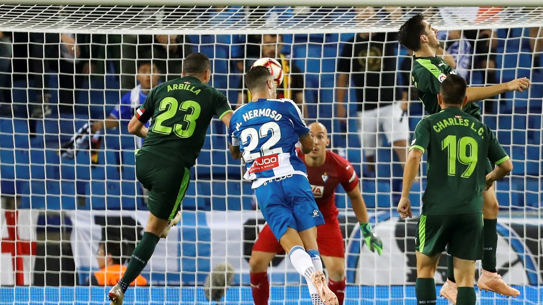 Mario Hermoso cabecea el balón que se convertiría en el 1-0 contra el Eibar Mario Hermoso cabecea el balón que se convertiría en el 1-0 contra el Eibar