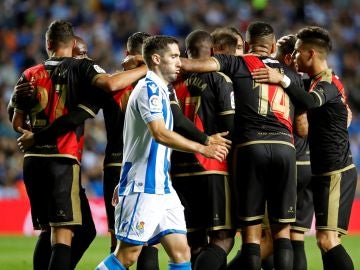 Los jugadores del Rayo celebran el gol de Advíncula frente a la Real Sociedad