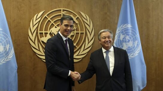 El presidente del Gobierno espa&ntilde;ol, Pedro S&aacute;nchez, saluda al secretario general de la ONU, Antonio Guterres