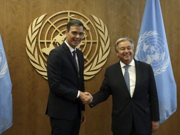 El presidente del Gobierno español, Pedro Sánchez, saluda al secretario general de la ONU, Antonio Guterres