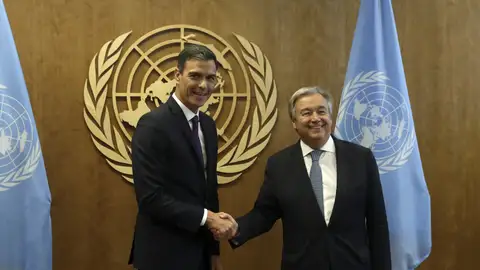 El presidente del Gobierno español, Pedro Sánchez, saluda al secretario general de la ONU, Antonio Guterres El presidente del Gobierno español, Pedro Sánchez, saluda al secretario general de la ONU, Antonio Guterres