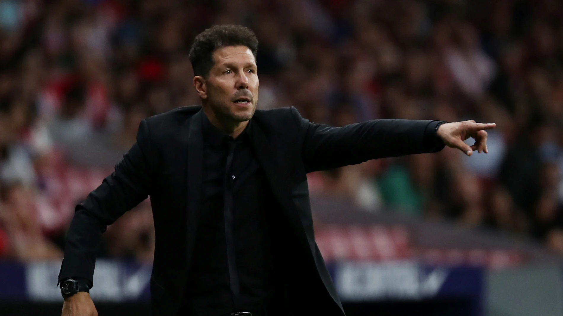Simeone, durante el partido contra el Huesca Simeone, durante el partido contra el Huesca
