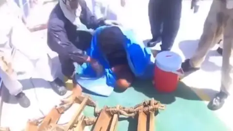 Rescatan a un joven indonesio tras 49 días a la deriva en el mar Rescatan a un joven indonesio tras 49 días a la deriva en el mar