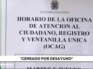 Un Ayuntamiento de Murcia cierra media hora por el desayuno de los funcionarios municipales Un Ayuntamiento de Murcia cierra media hora por el desayuno de los funcionarios municipales