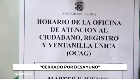 Un Ayuntamiento de Murcia cierra media hora por el desayuno de los funcionarios municipales Un Ayuntamiento de Murcia cierra media hora por el desayuno de los funcionarios municipales