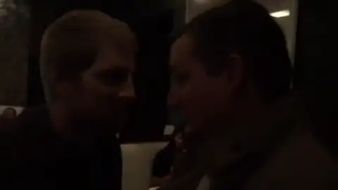 Varias personas protagonizan un escrache contra el senador Ted Cruz y su esposa en un restaurante en Washington Varias personas protagonizan un escrache contra el senador Ted Cruz y su esposa en un restaurante en Washington