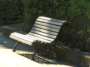Dos ancianos pasan dos noches durmiendo en un parque de Oviedo tras ser desahuciados Dos ancianos pasan dos noches durmiendo en un parque de Oviedo tras ser desahuciados
