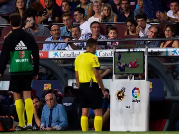 Gil Manzano revisa la acción de Lenglet con Pere Pons en el VAR Gil Manzano revisa la acción de Lenglet con Pere Pons en el VAR