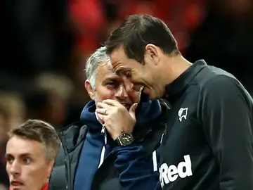 Mourinho y Lampard dialogan durante el United-Derby County Mourinho y Lampard dialogan durante el United-Derby County