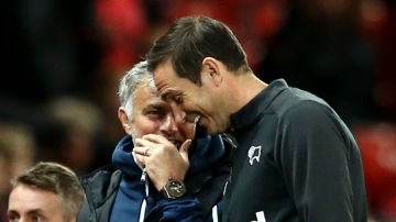 Mourinho y Lampard dialogan durante el United-Derby County