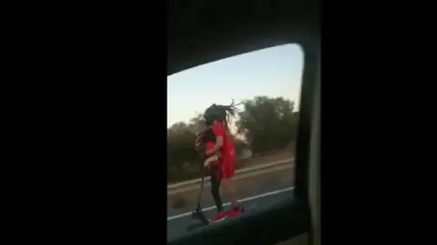 Circula a gran velocidad con un patinete y un niño a bordo Circula a gran velocidad con un patinete y un niño a bordo