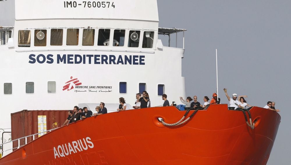 Imagen de archivo que muestra al buque humanitario de las ONG SOS Méditerranée y Médicos Sin Fronteras (MSF) Aquarius mientras llega al puerto de Marsella (Francia)