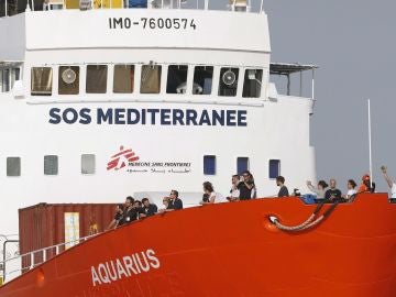 Imagen de archivo que muestra al buque humanitario de las ONG SOS Méditerranée y Médicos Sin Fronteras (MSF) Aquarius mientras llega al puerto de Marsella (Francia)